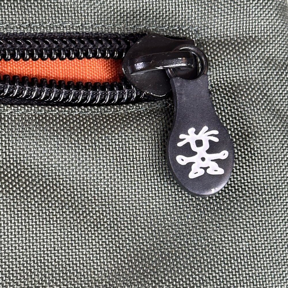 Crumpler McBain's Baby XL Laptop Camera Shoulder Cross Bag Green Black Strap - Picture 2 of 10